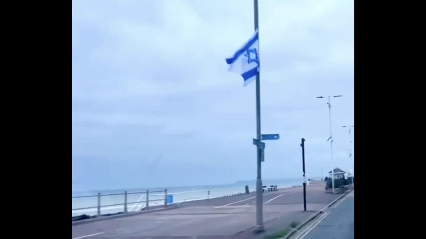 Israeli flags line the promenade of Hastings seafront, 7 October 2025, Hastings, UK (Source: Screenshot/X)
