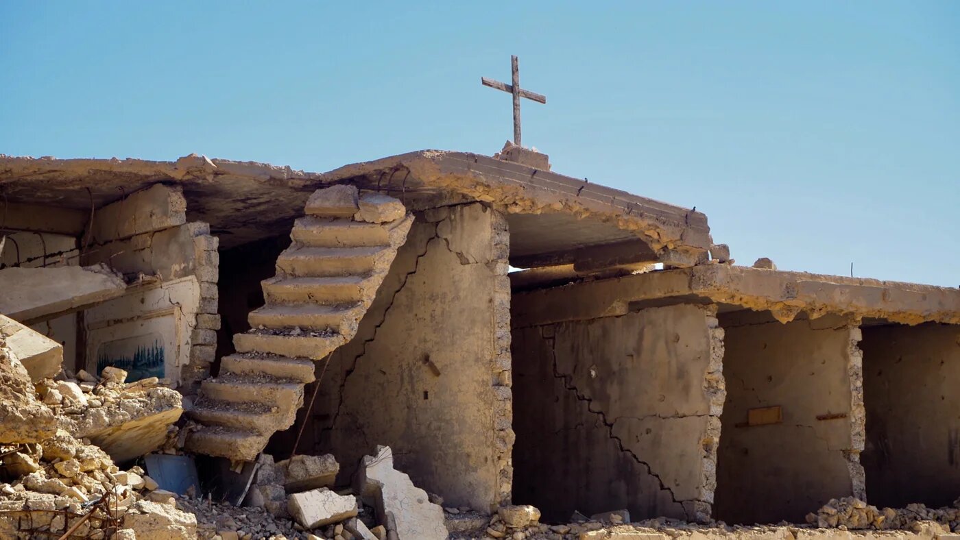 Les yézidis ont dressé une croix en bois sur le toit d’un bâtiment détruit de Sinjar pour que les chrétiens de passage se sentent les bienvenus (MEE/Tom Westcott)