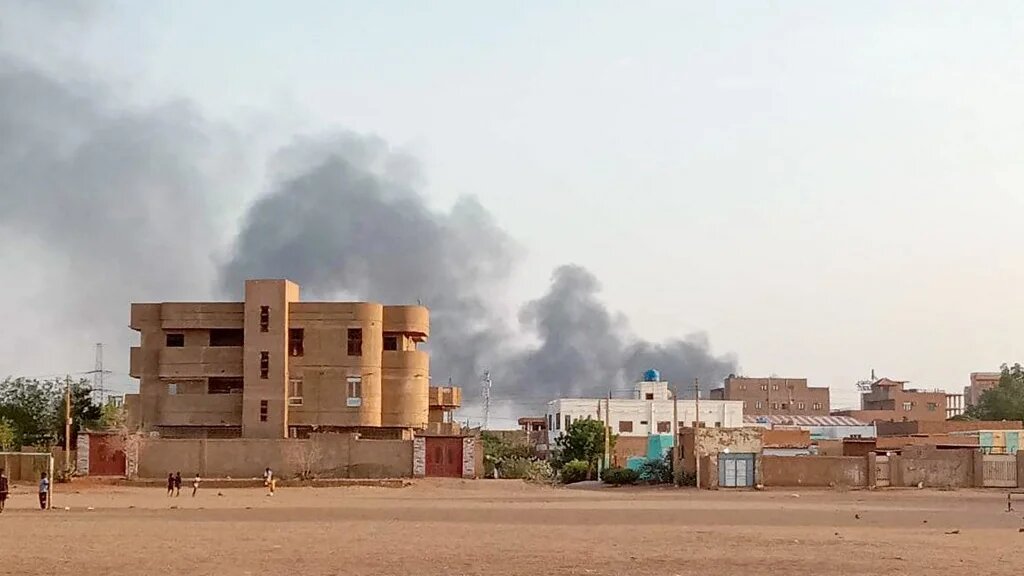 Smoke billows in the distance around the Khartoum Bahri district amid fighting in the Sudanese capital, 14 July 2023 (AFP)