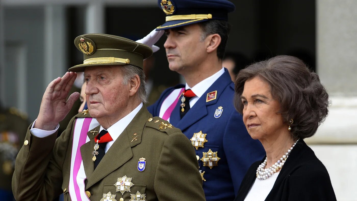 Spain's king Juan Carlos with his son and wife