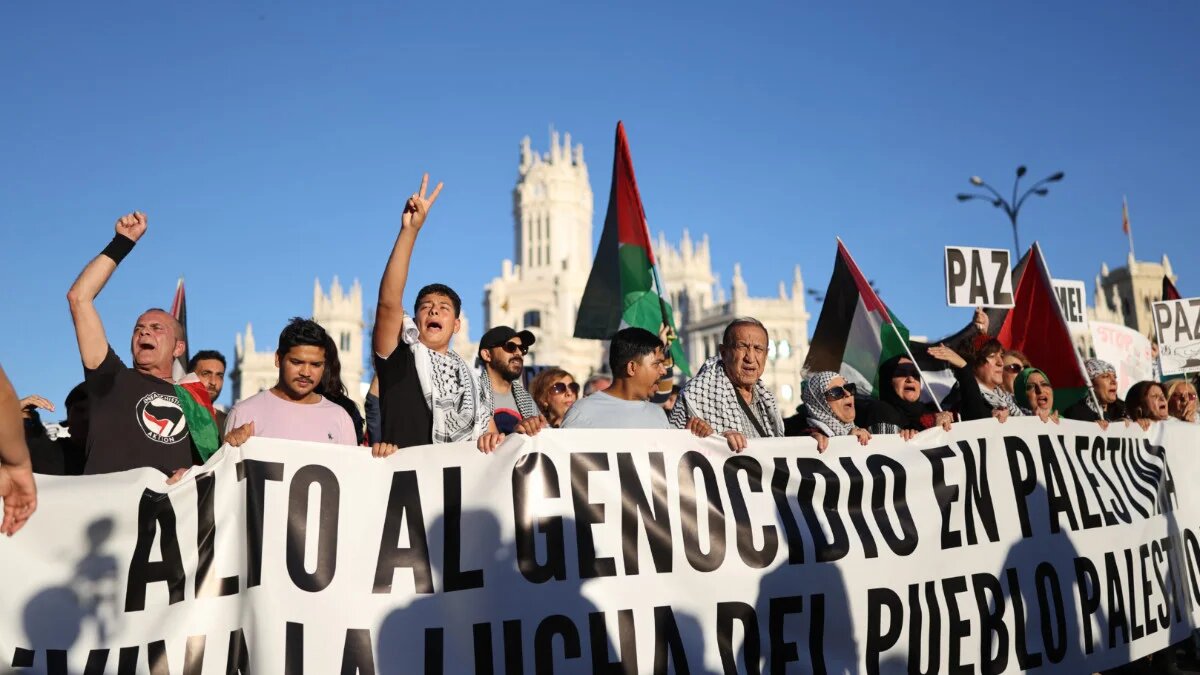 Protesters hold a banner reading "Stop the genocide in Palestine. Long live the struggle of the Palestinian people!" in Madrid on 4 October 2025 (Thomas Coex/AFP)