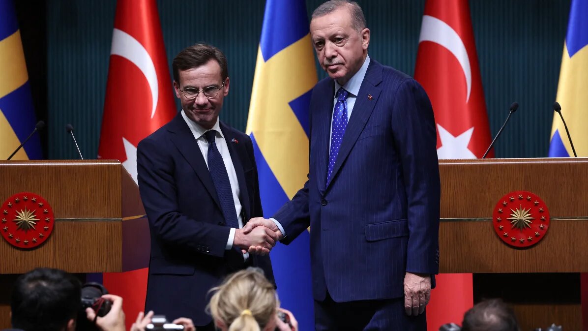 Turkish President Recep Tayyip Erdogan, right, shakes hand with Swedish Prime Minister Ulf Kristersson during a press conference following their meeting at the presidential palace in Ankara, on 8 November 2022 (AFP) 