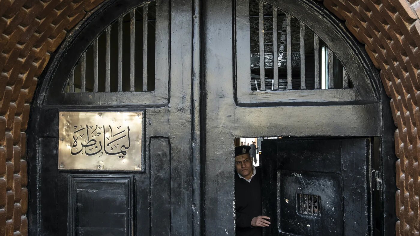 Un policier à l'entrée de la prison de Tora, dans la banlieue sud du Caire, le 11 février 2020 (AFP)