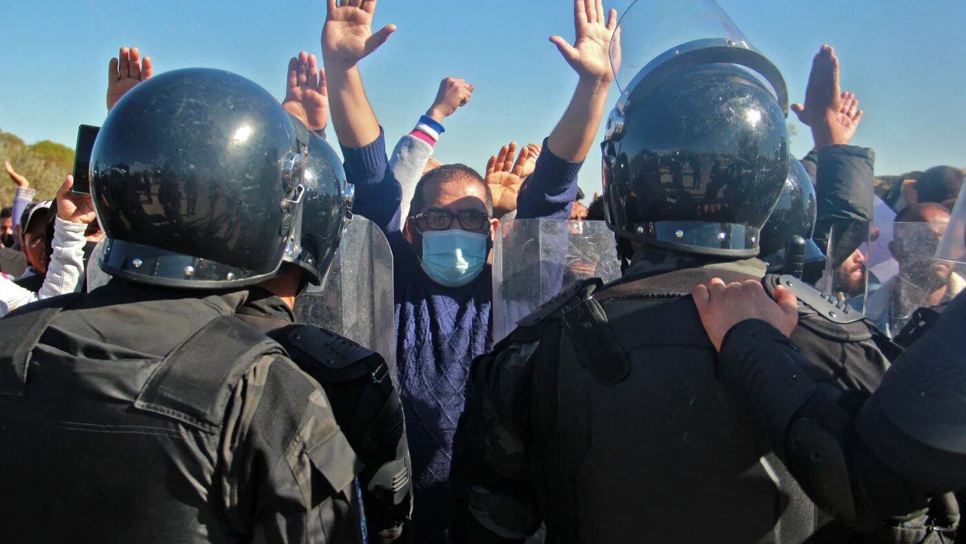 Tunisian security forces face anti-government demonstrators