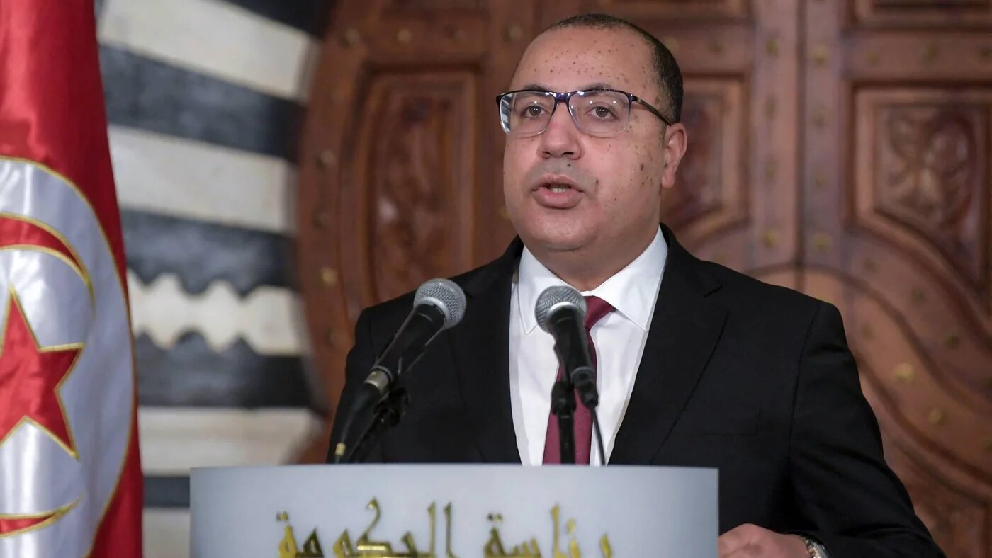 Hichem Mechichi, alors chef du gouvernement tunisien, annonce un remaniement ministériel à Tunis, le 16 janvier 2021 (AFP)