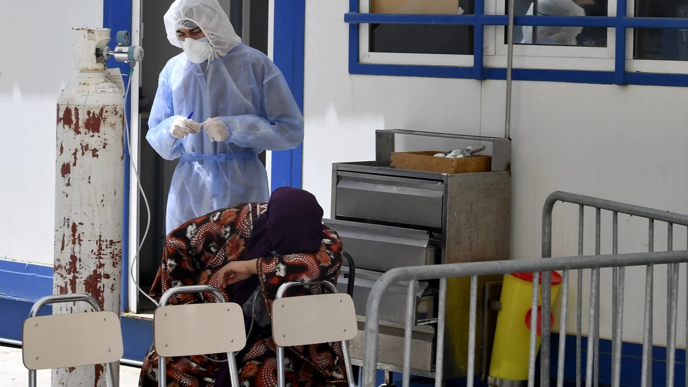 Une femme infectée par le coronavirus reçoit de l’oxygène en guise de premiers soins dans un hôpital de la ville de Béja (nord-ouest), le 22 juin 2021 (AFP/Fethi Belaid) 