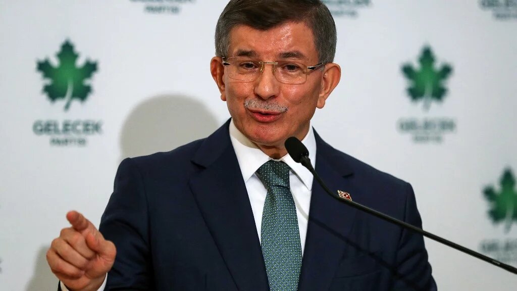 Former Turkish prime minister and "Future Party" chairman Ahmet Davutoglu (L) gives a press conference after his party's meeting in Ankara on December 19, 2019.  (Adem ALTAN / AFP)