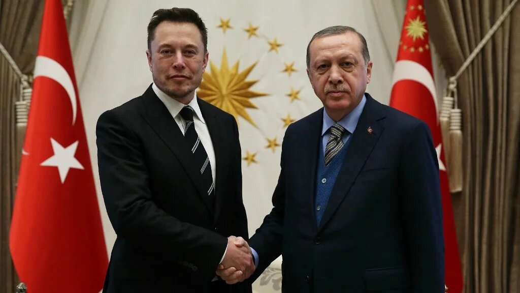 Recep Tayyip Erdogan (R) shakes hands with Elon Musk during a meeting in Ankara on 8 November 2017 (Adem Altan/AFP)