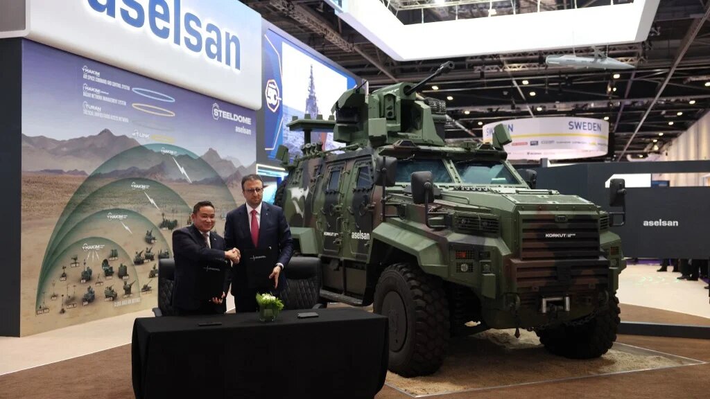 Chairman of Indonesian defence group Republikorps, Norman Joesoef (L) shakes hands with Turkish defence company Aselsan's CEO Ahmet Akyol (R) at an arms fair at the ExCeL centre, in east London, on September 9, 2025.  (Adrian DENNIS / AFP)