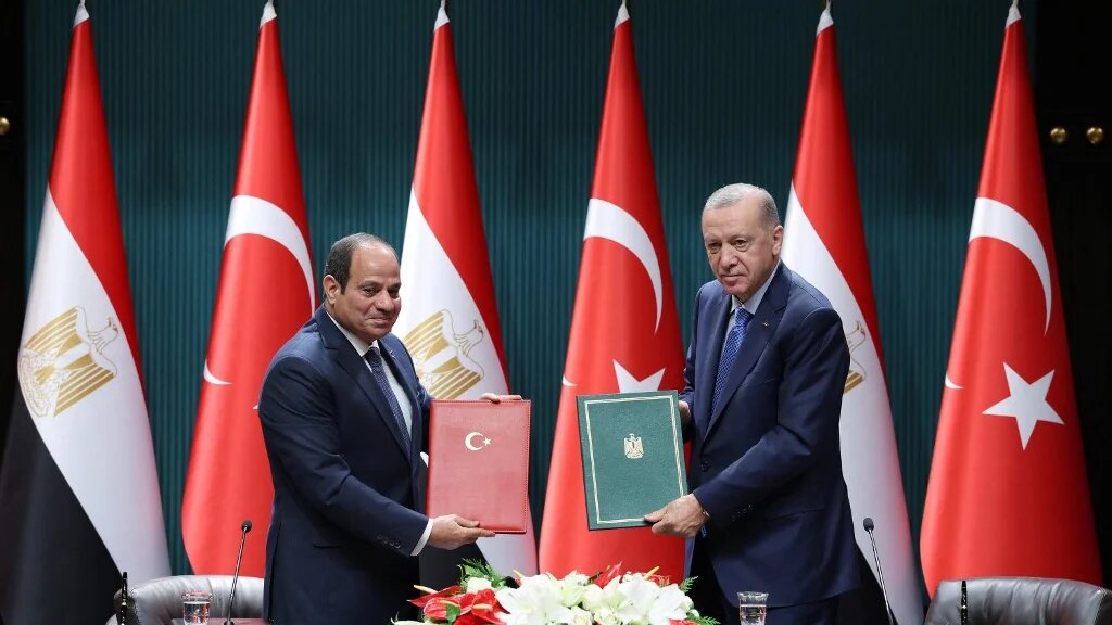 Turkish President Recep Tayyip Erdogan (R) and Egyptian President Abdulfettah al-Sisi (L) are posing after signing an agreement and before a joint press conference at the Presidential Complex in Ankara on 4 September 2024. (Handout) 