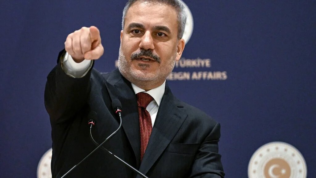 Turkish Minister of Foreign Affairs Hakan Fidan gestures as he addresses the audience during a press briefing meeting in Istanbul on 15 January 2026 (Ozan Kose / AFP)