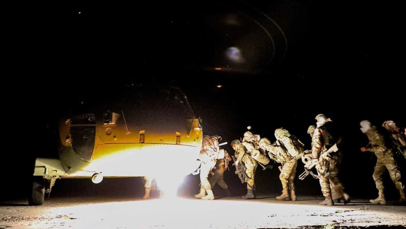 Turkish commandos are boarding a military helicopter during an operation against the PKK (Screengrab)