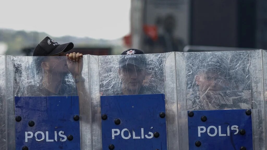 Turkish riot police block a road in Istanbul, on 8 September 2025 (Kemal Aslan/AFP)