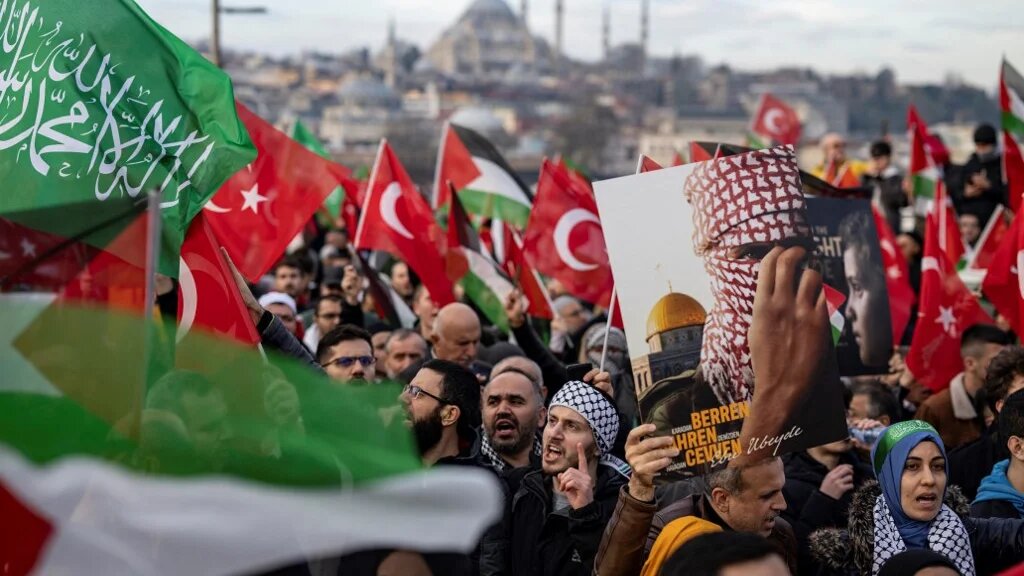 Holding banners, the Palestinian and Turkish flags, thousands demonstrate to show solidarity with the Palestinian people amid the ongoing war between Israel and the Palestinian Hamas group in the Gaza enclave, at the Galata Bridge in Istanbul on January 1, 2024.  (YASIN AKGUL/AFP)