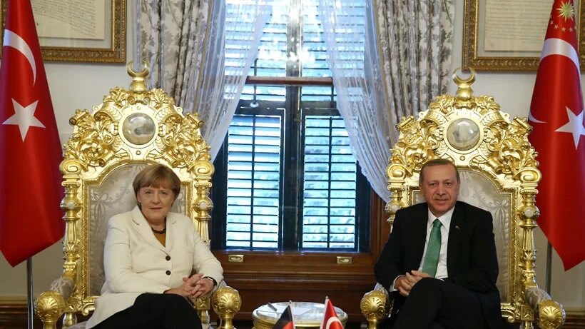 Then-German Prime Minister Angela Merkel (L) meets Turkish President Recep Tayyip Erdogan at the Yildiz Palace in Istanbul on 18 October 2015 (Turkish Presidency)