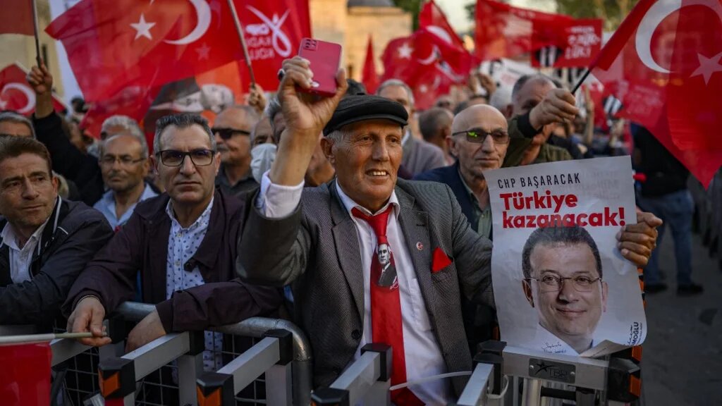 Protesters hold Turkish flags and placards reading 'Freedom for Imamoglu' as they take part in a demonstration against the detention of the Mayor of Istanbul, Ekrem Imamoglu, organised by the country's main opposition, the Republican People's Party (CHP), at Beyazid Square, in Istanbul, 07 May 2025. (Yasin AKGUL / AFP)