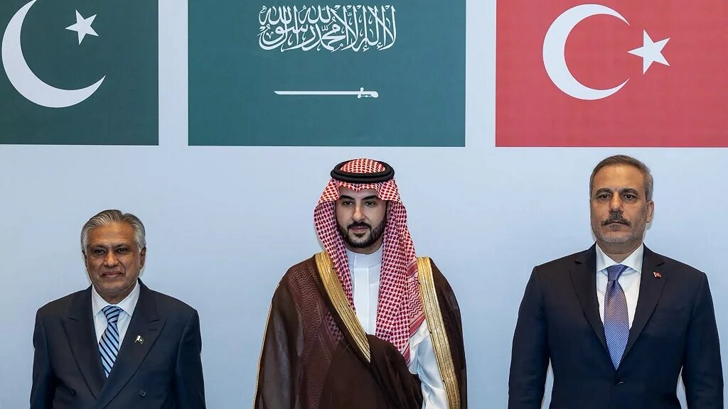 (L-R) Pakistan’s Deputy Prime Minister and Minister for Foreign Affairs Ishaq Dar, Saudi Defence Minister Prince Khalid bin Salman Al Saud and Turkish Foreign Minister Hakan Fidan in Riyadh on 5 October (Turkish Foreign Ministry/AFP)