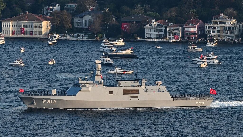 This picture taken on October 29,2023 in Istanbul shows Turkish naval forces warship Corvette TCG F 513, Burgazada, sails during a military naval parade on bosphorus to mark 100th anniversary celebrations of Turkish republic. (Ozan Kose - AFP) 