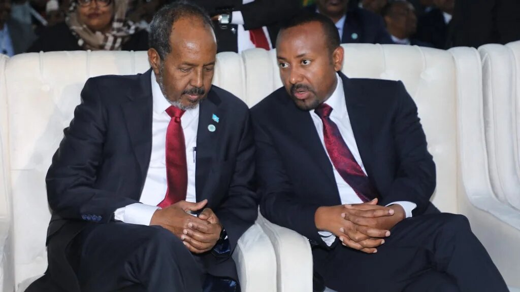 Somalia's President Hassan Sheikh Mohamud (L) speaks with Ethiopia's Prime Minister Abiy Ahmed during his inauguration ceremony as the 10th President with the presence of three heads of state, Kenya, Ethiopia, and Djibouti, in Mogadishu, Somalia, on June 9, 2022. (Hassan Ali ELMI / AFP)