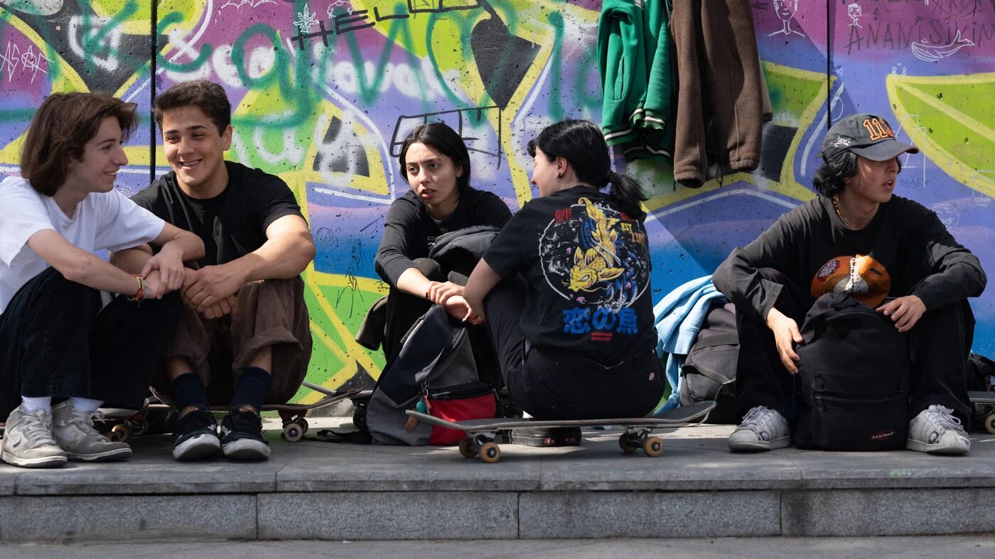 Des jeunes dans une rue d’Istanbul, le 28 avril 2023, avant les élections présidentielles turques du 14 mai (AFP)