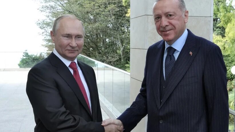 Turkish President Recep Tayyip Erdogan (R) shaking hands with Russian President Vladimir Putin (L) ahead of a meeting in Sochi, Russia, 29 September 2021 (AFP)