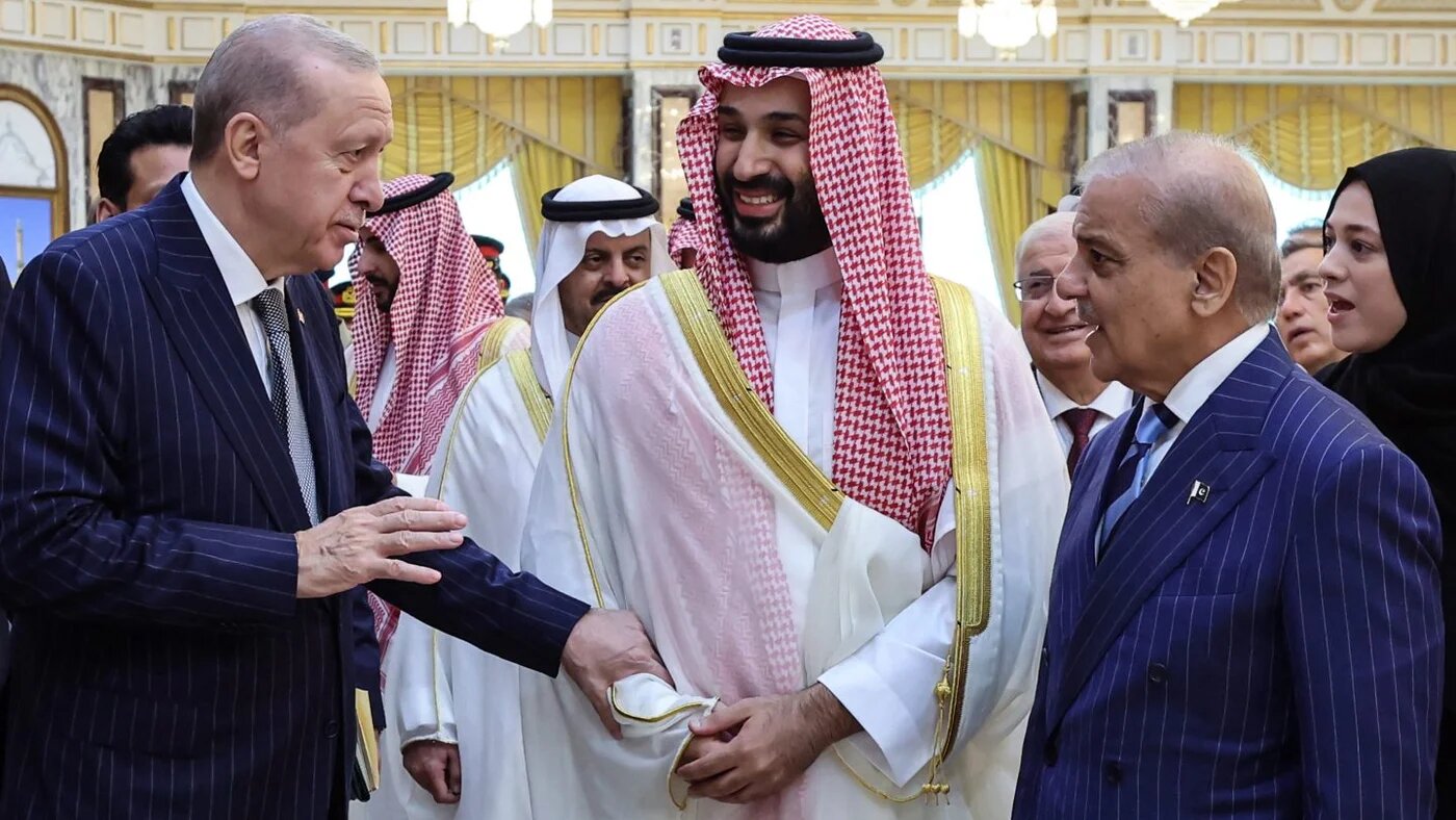 Turkish President Recep Tayyip Erdogan, Saudi Crown Prince Mohammed bin Salman and Pakistani Prime Minister Shehbaz Sharif meet in Mecca on 7 August 2026 (AFP)
