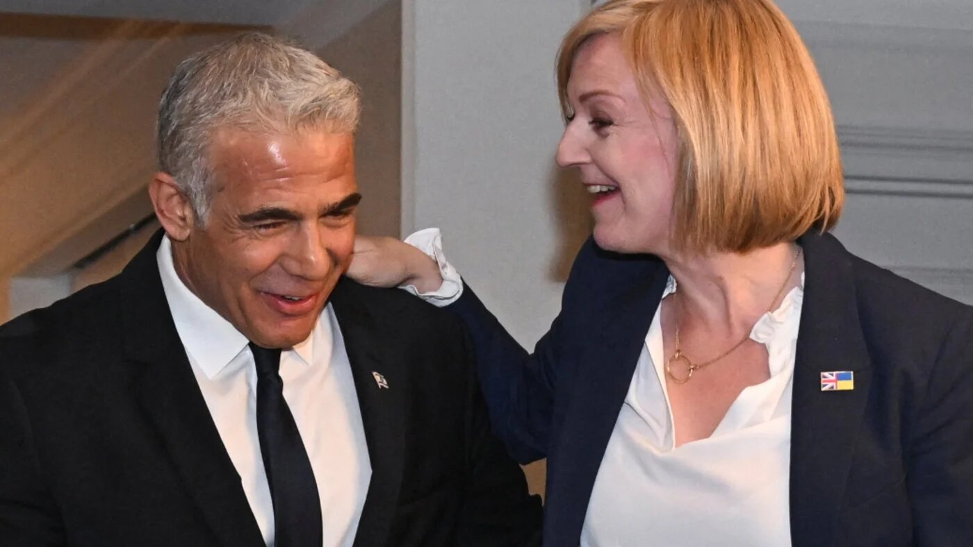 Le Premier ministre israélien Yaïr Lapid (à gauche) avec son homologue britannique Liz Truss à l’assemblée générale de l’ONU, à New York, en septembre 2022 (Reuters)