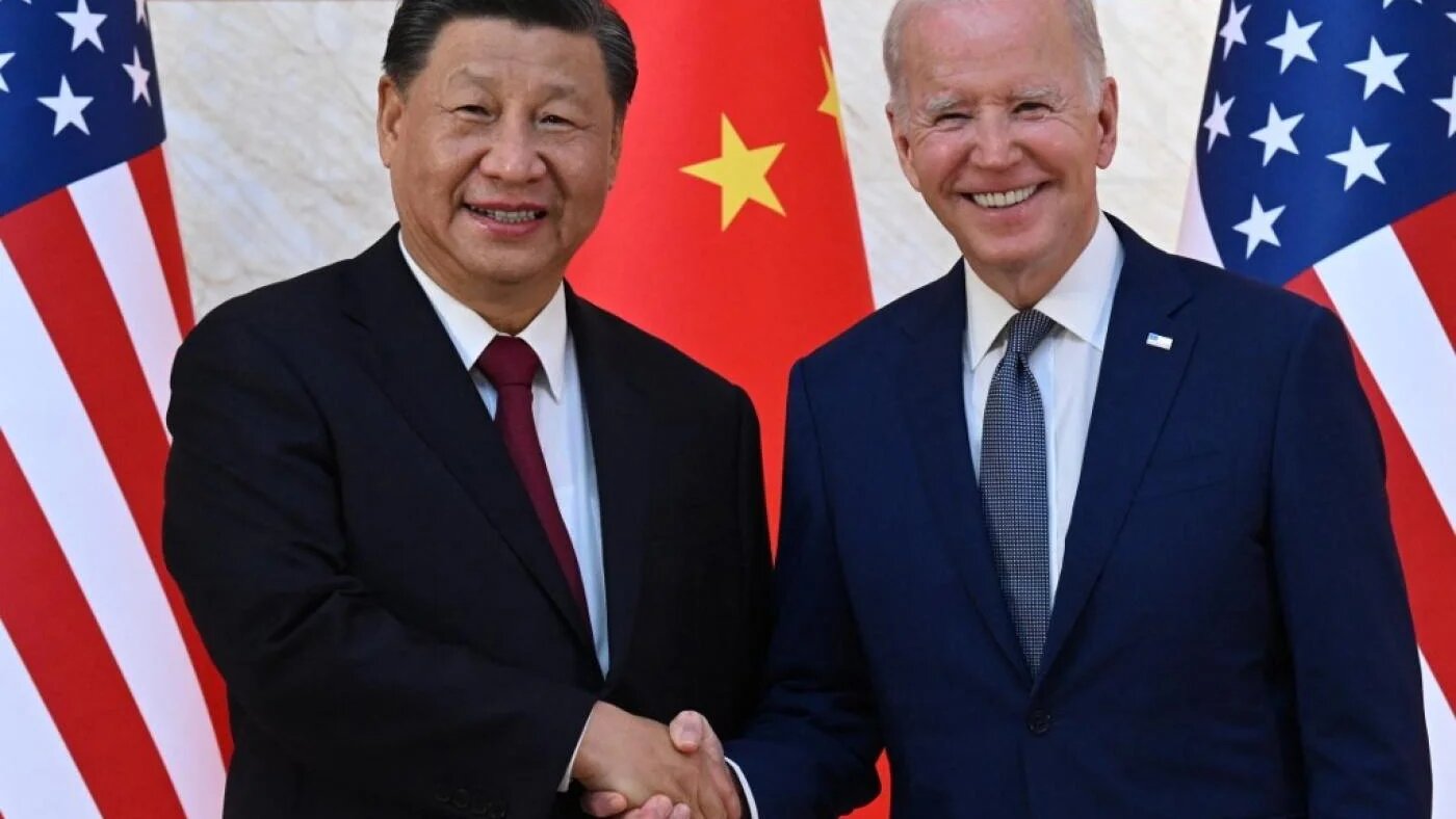 Rencontre entre le président chinois Xi Jinping (à gauche) et le président américain Joe Biden au sommet du G20 à Bali, le 14 novembre 2022 (AFP)