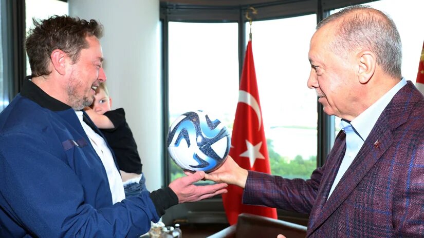 Elon Musk (L) accepts Turkish President Recep Tayyip Erdogan's gift, which is a ball for Musk's son, on 17 September 2023 in New York City (Turkish Presidency)