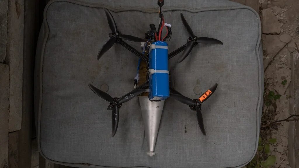 The use of FPV kamikaze drones has become a trendy battlefield tactic in the course of Ukraine war. This photograph shows an FPV suicide drone in the Kharkiv region, on May 16, 2024 (Roman PILIPEY / AFP)