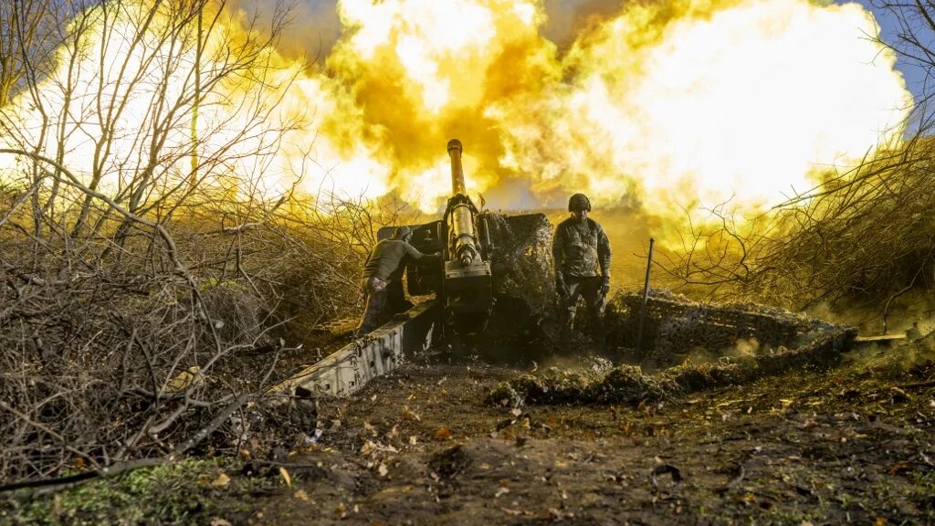Une unité d’artillerie ukrainienne tire en direction de positions russes près de Bakhmout au cours de l’invasion russe de l’Ukraine, le 8 novembre 2022 (AFP/Bülent Kılıç)