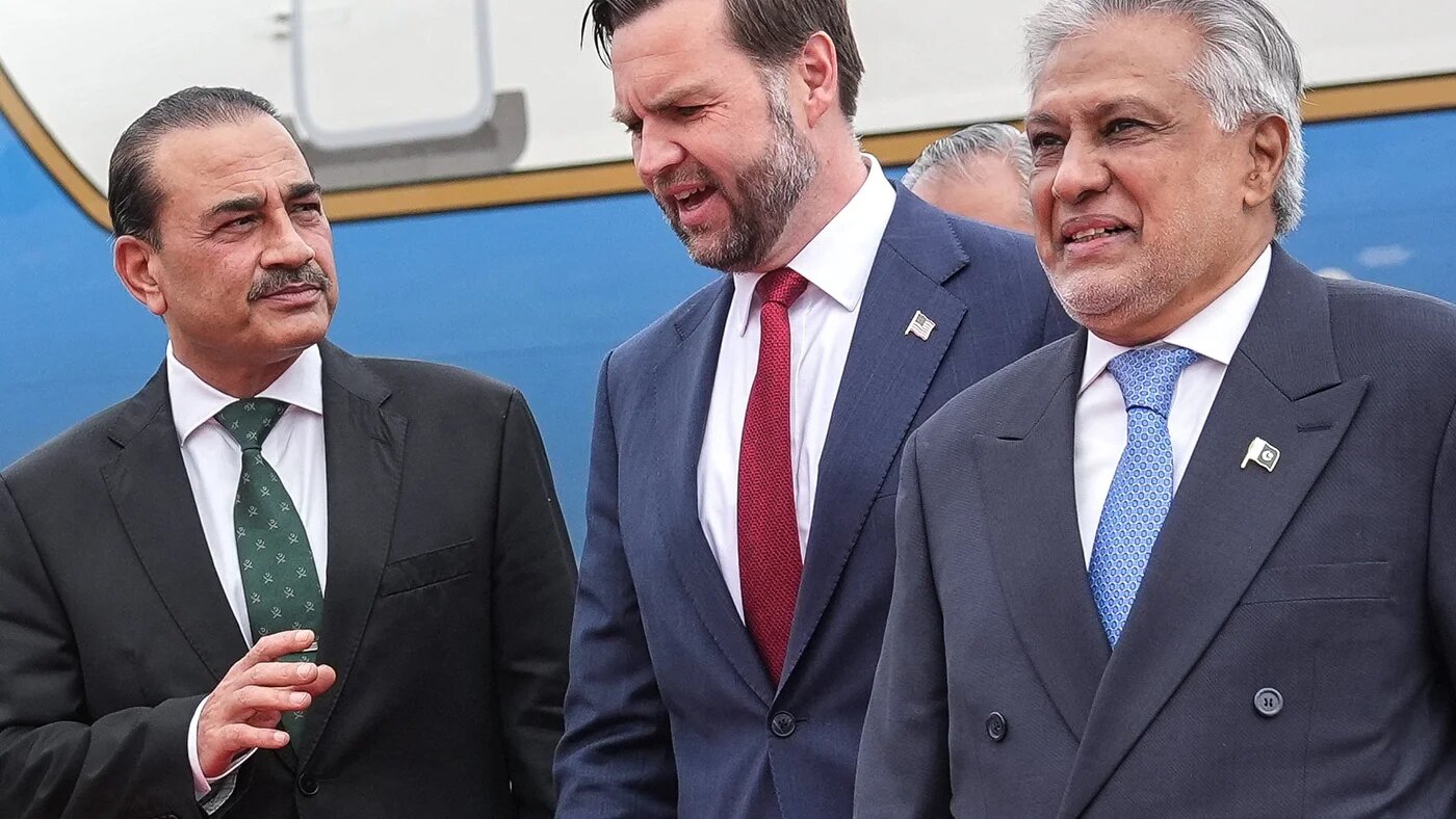 US Vice President JD Vance (C) speaks with Pakistan's army chief Asim Munir (L) and Pakistan's Foreign Minister Ishaq Dar (R) after arriving for the US-Iran peace talks in Islamabad, 11 April 2026 (Jacquelyn Martin/Pool/AFP)