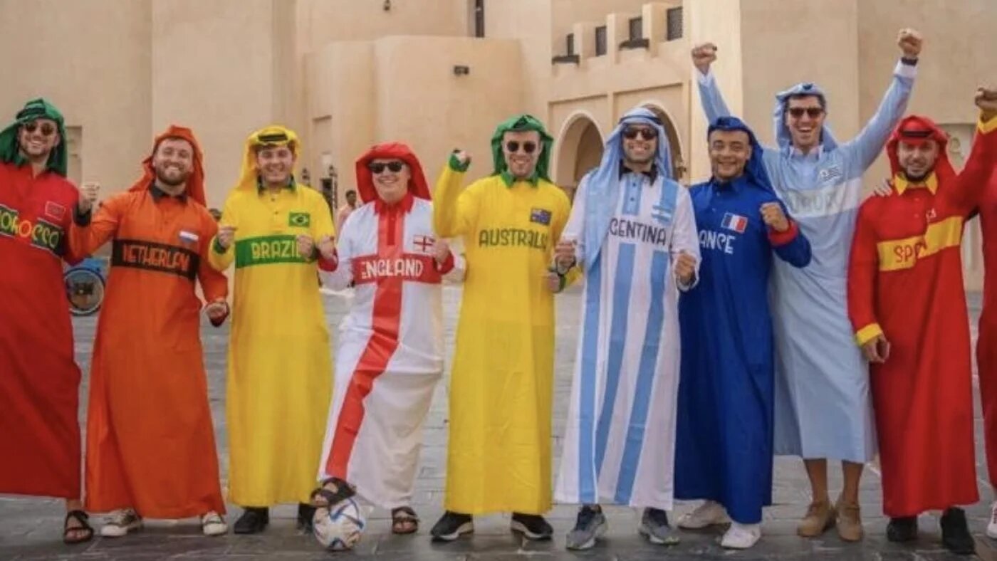 Des supporters portent des thobes aux couleurs de différentes nations avant la Coupe du monde (capture d’écran/Instagram)