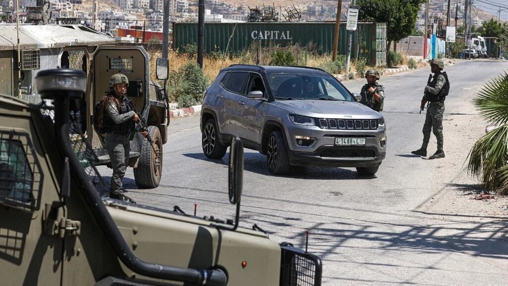 Israeli border police at a checkpoint during a raid in the Askar camp east of Nablus in the occupied West Bank on 16 June 16 2025 (Jaafar Ashtiyeh / AFP)