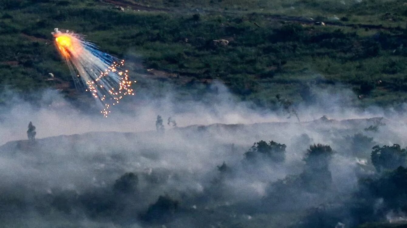 What appears to be white phosphorus explodes on the Lebanese side of the Israel-Lebanon border, 10 May 2026 (Ayal Margolin/Reuters)