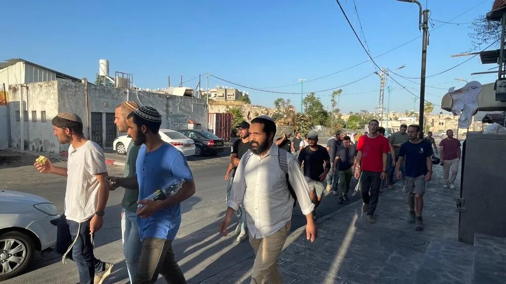 Israeli ultra-nationalists, some with weapons, patrol the streets of Lod 