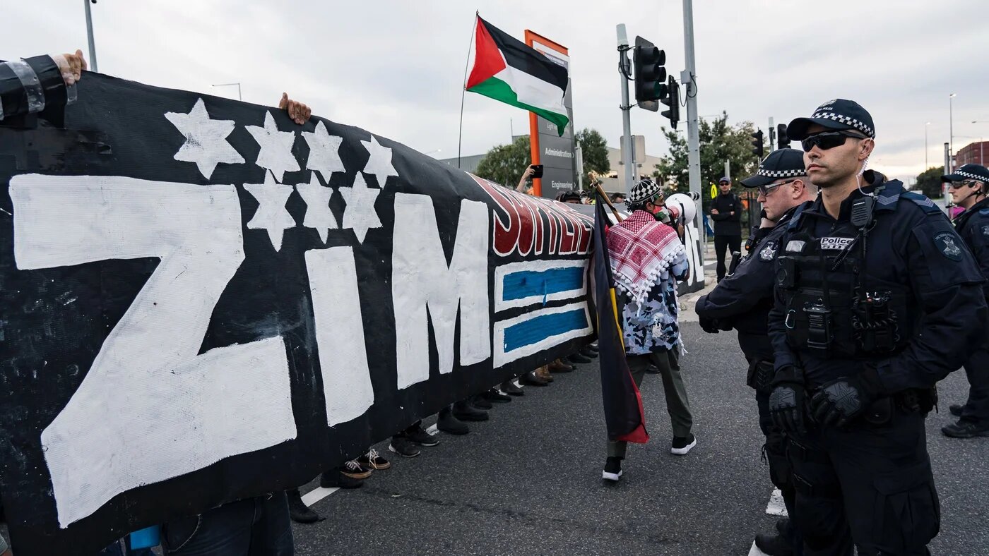 Protesters gather at the Port of Melbourne to block workers and the unloading of Israeli ships (Supplied/Angelita Bescotti)