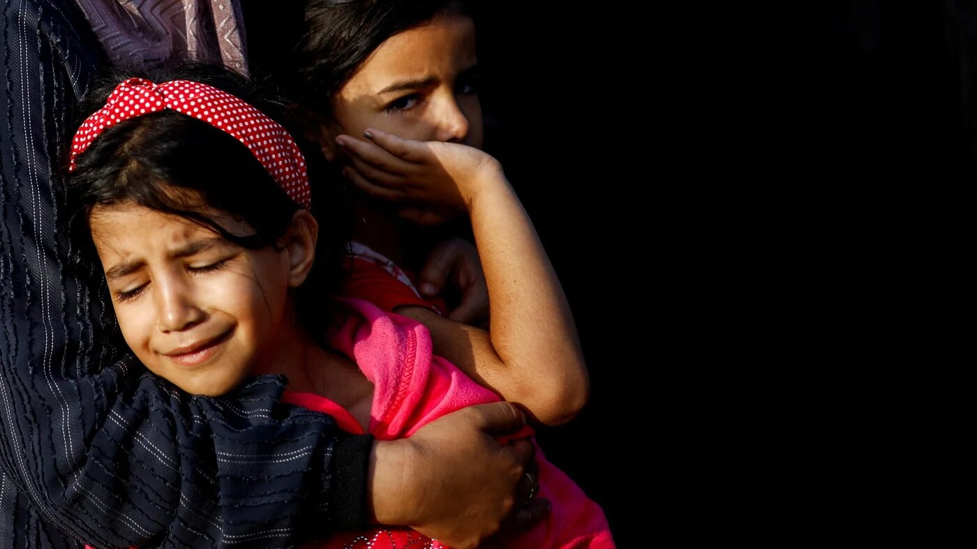 Des fillettes pleurent des victimes palestiniennes d’une frappe israélienne dans un hôpital de Khan Younès, dans le sud de la bande de Gaza, le 3 novembre 2023 (Reuters)