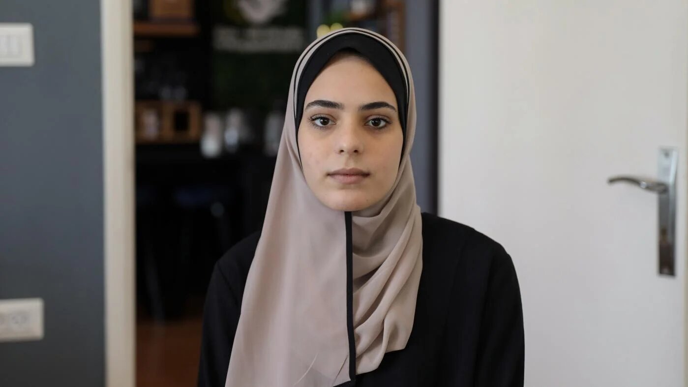 Zainab al-Qolaq (23 ans) a perdu 22 membres de sa famille dans les bombardements (MEE/Mohammed al-Hajjar)