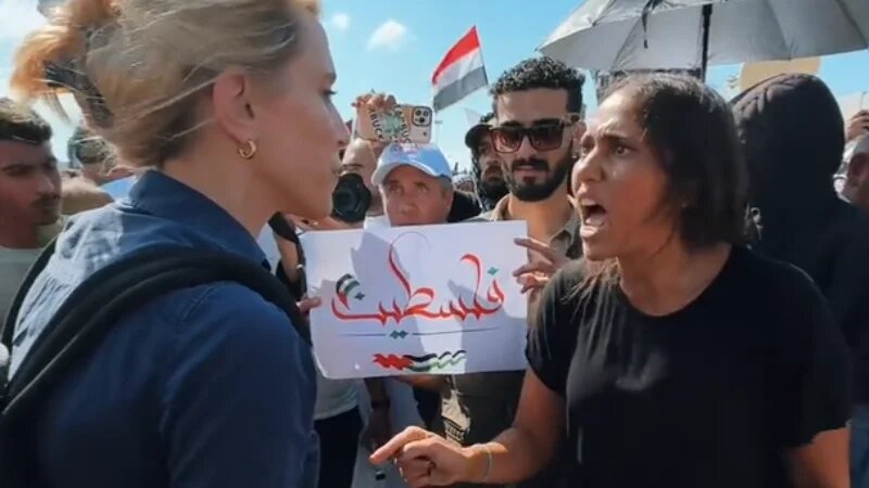 Dans une vidéo qui a fait le tour des réseaux sociaux, l’activiste égyptienne Zein Rahma (à droite) interpelle Clarissa Ward, journaliste pour CNN, au sujet de la couverture par la chaîne de la guerre israélo-palestinienne, le 20 octobre à Rafah (capture d’écran)