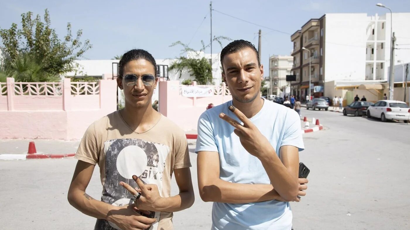 Deux jeunes électeurs tunisiens, Abdelhedi Hamzaoui et son frère