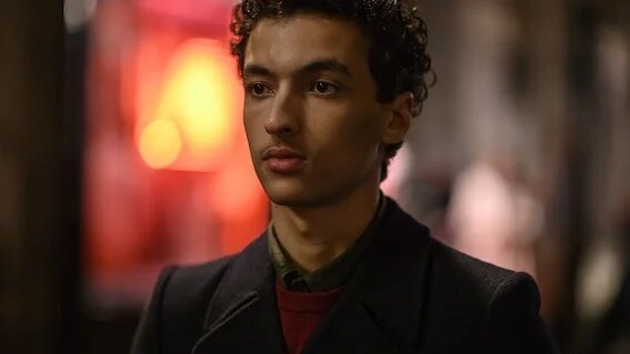 Adam Amara incarne Malik Oussekine, un étudiant d’origine algérienne de 22 ans, frappé à mort par des policiers en moto, dans la nuit du 5 au 6 décembre 1986 (Unifrance)