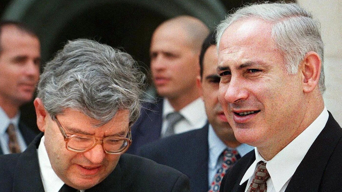 Israeli Prime Minister Benjamin Netanyahu and then Supreme Court Chief Justice Aharon Barak meet in Jerusalem on 28 October 1997 (Menahem Kahana/AFP)