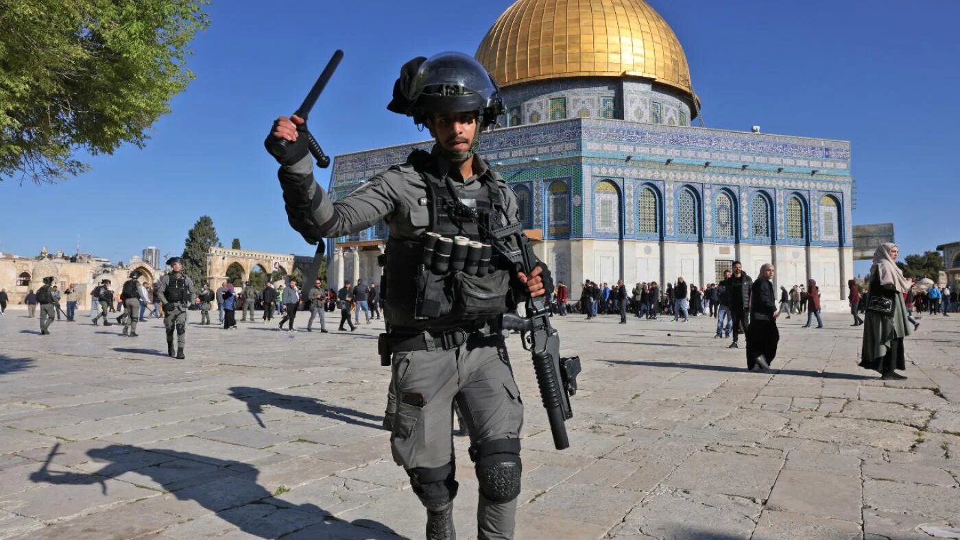 Un membre des forces de sécurité israéliennes attaque des fidèles à la mosquée du dôme du Rocher lors d’affrontements dans le complexe d’al-Aqsa à Jérusalem, le 15 avril 2022 (AFP)