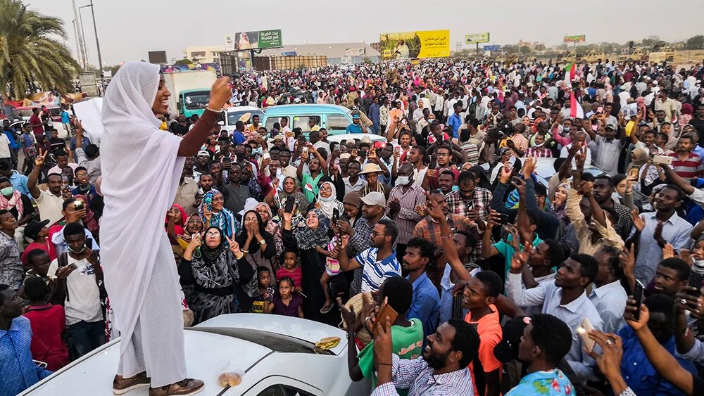 Alaa Salah, militante soudanaise haranguant les foules d’hommes lors des manifestations devant l’état-major militaire soudanais en avril 2019 (AFP)