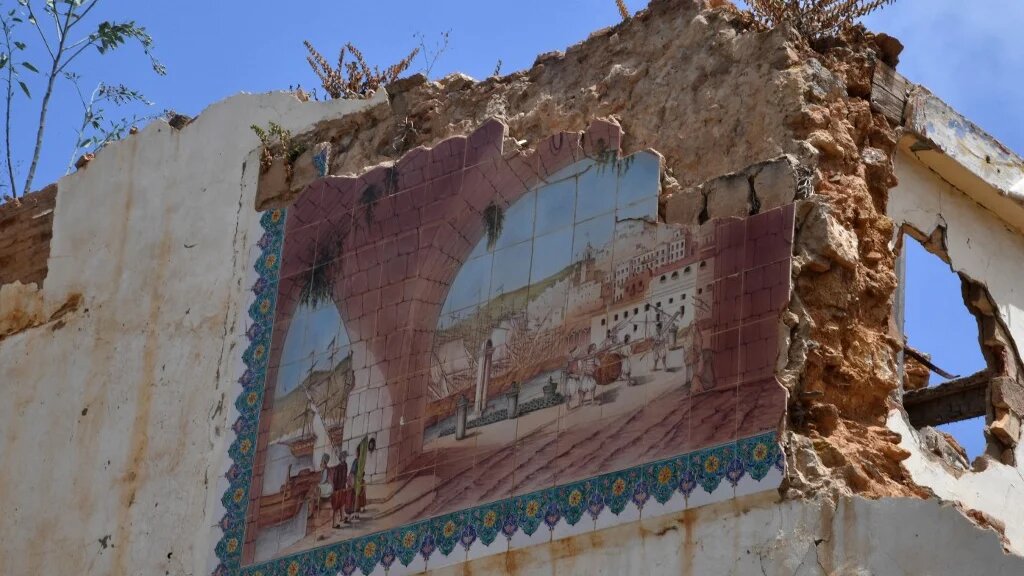 Un immeuble, dont une des façades était recouverte de mosaïque, tombe en ruines, dans la Casbah d’Alger (AFP/Ryad Kramdi)