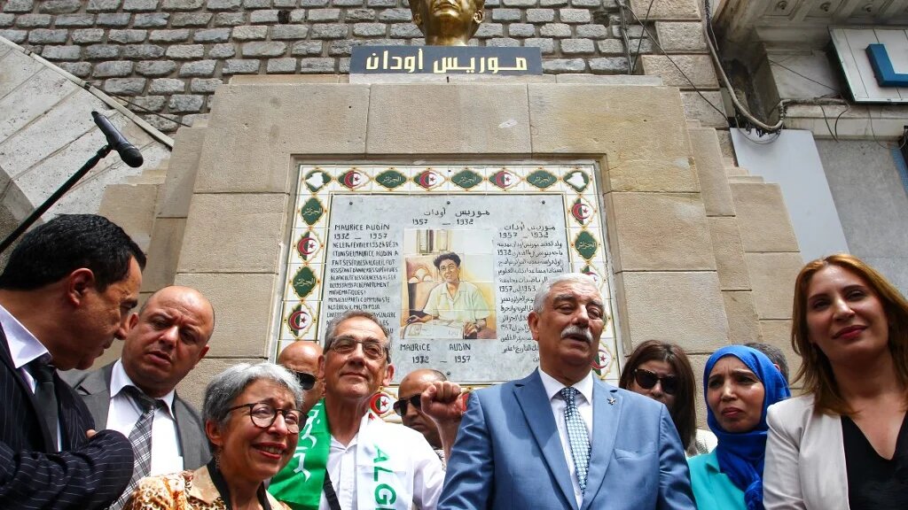 Lors de l’inauguration de la stèle en mémoire du militant communiste pro-indépendance algérienne Maurice Audin à Alger, le 5 juin 2022 (AFP)