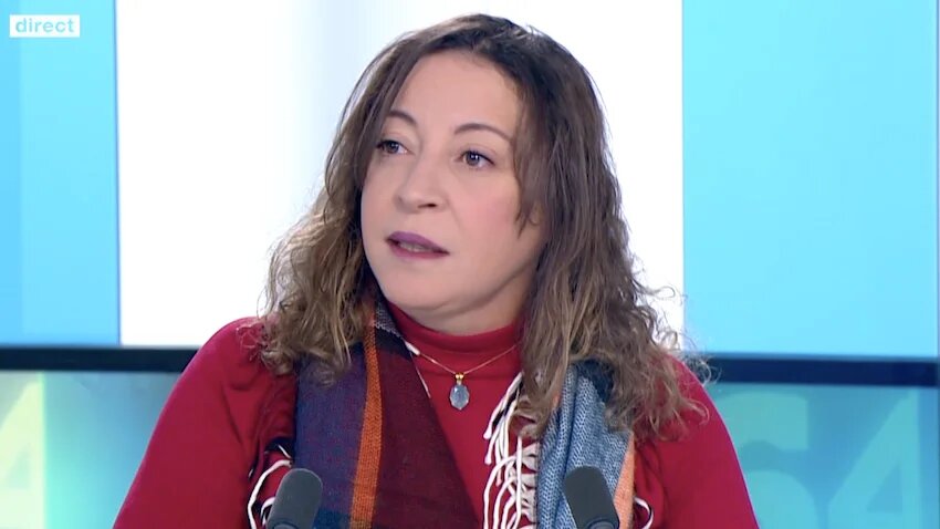 La militante Amira Bouraoui donne sa version des faits sur le plateau de TV5Monde, le 9 février 2023 (capture d’écran)