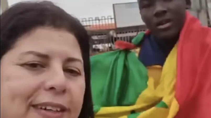 Sofia Benlemmane se filme à son arrivée en Côte d’Ivoire, où elle vient supporter l’équipe d’Algérie à l’occasion de Coupe d’Afrique des nations (CAN) (Capture d’écran/Youtube)