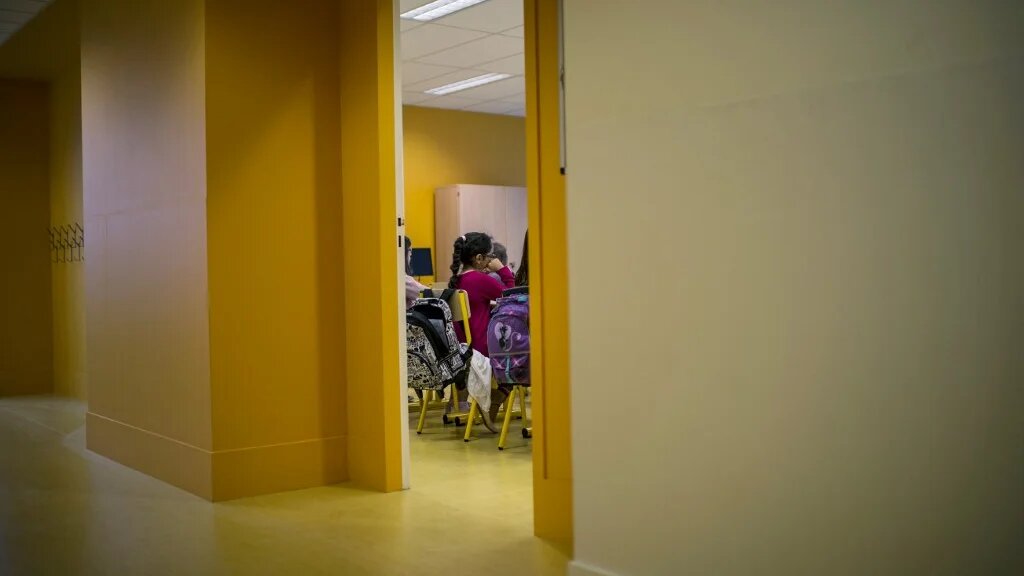 Les enseignants et les parents d’élèves sont nombreux à réclamer un renforcement des mesures de sécurité dans les établissements scolaires (AFP/Jeff Pachoud)